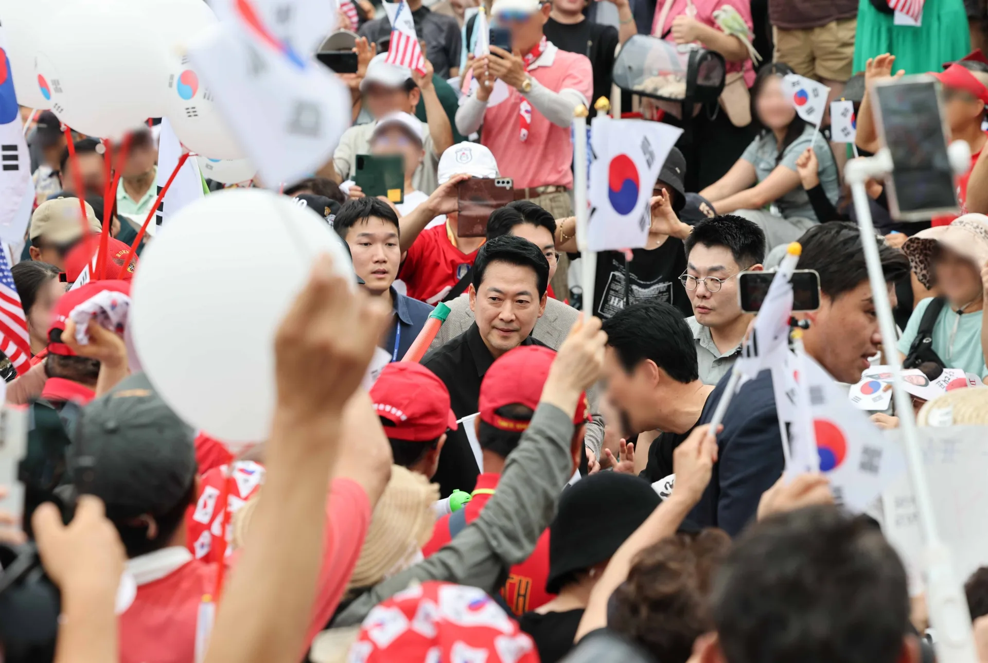 장동혁, 참정권 수호 집회 참석하며 장외 투쟁 논란