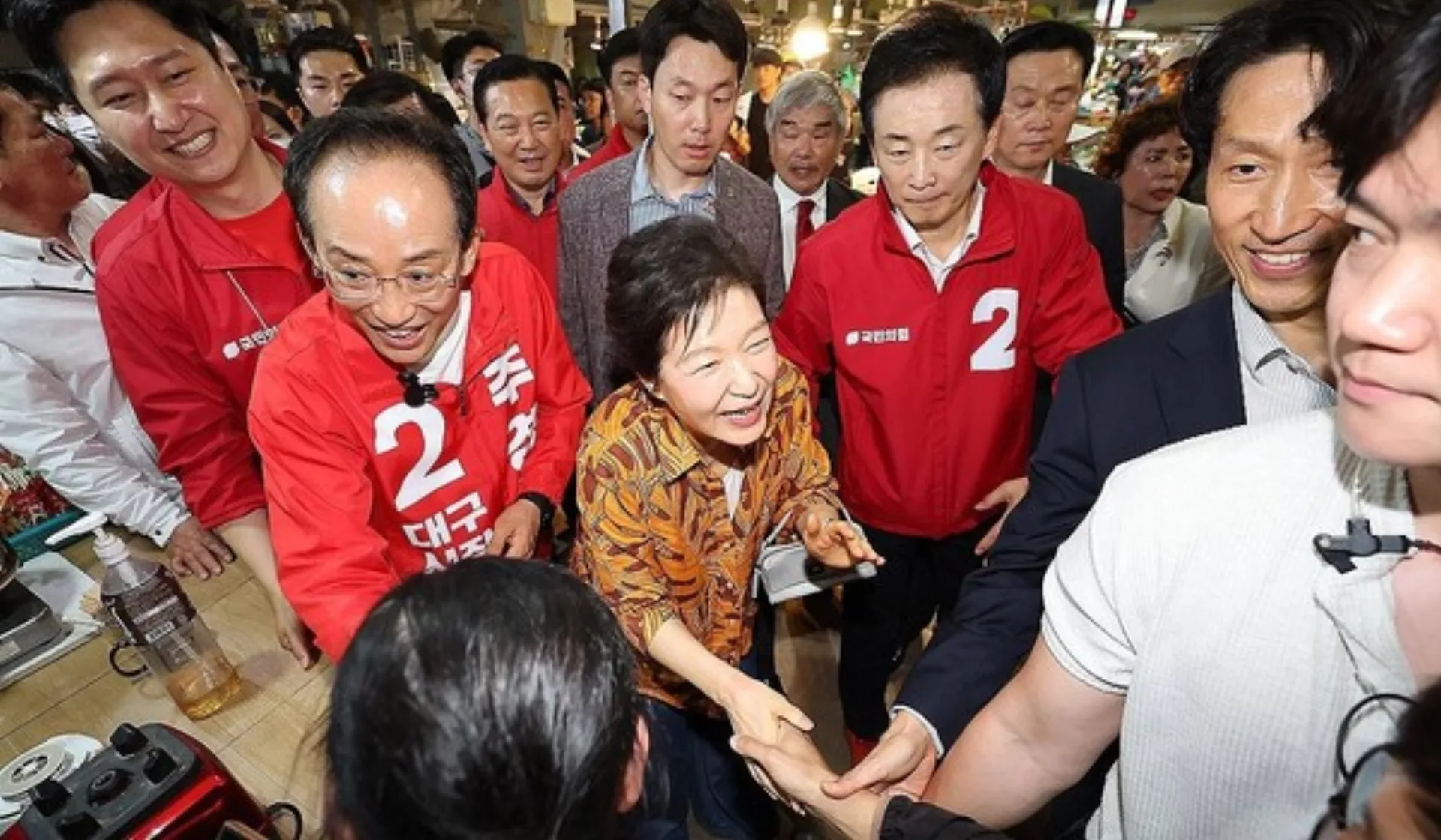 박근혜 선거 지원, 보수 결집인가 전직 대통령 개입 논란인가