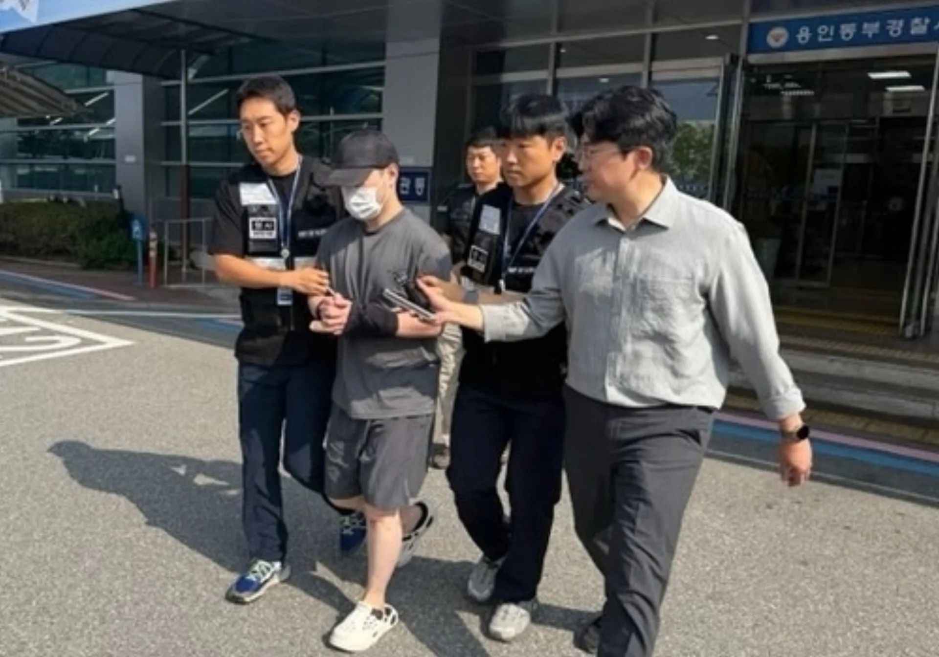 캐리비안 베이 여장 침입 및 불법촬영·강제추행 사건